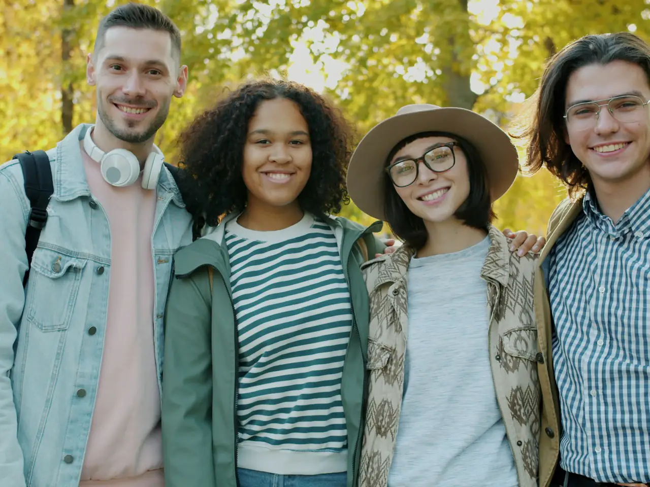 Un gruppo di amici seduti insieme che sorridono